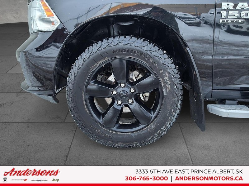 2023 Ram 1500 Classic Express 3.6L Pentastar V6 / Crew Cab / Heated Seats & Wheel / Class IV Hitch