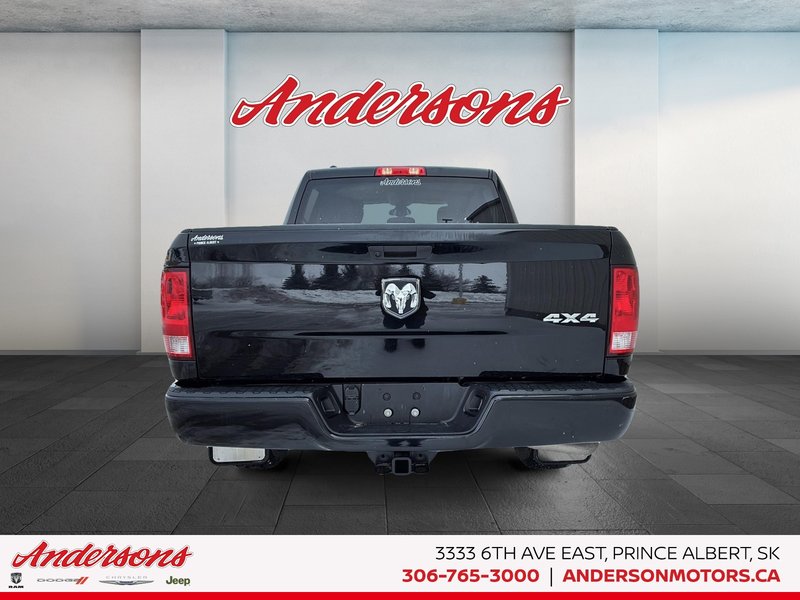2023 Ram 1500 Classic Express 3.6L Pentastar V6 / Crew Cab / Heated Seats & Wheel / Class IV Hitch