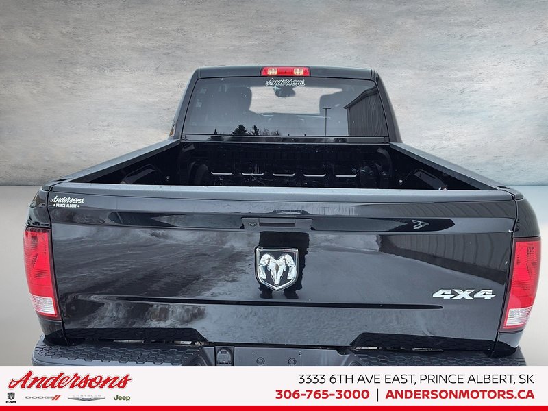 2023 Ram 1500 Classic Express 3.6L Pentastar V6 / Crew Cab / Heated Seats & Wheel / Class IV Hitch