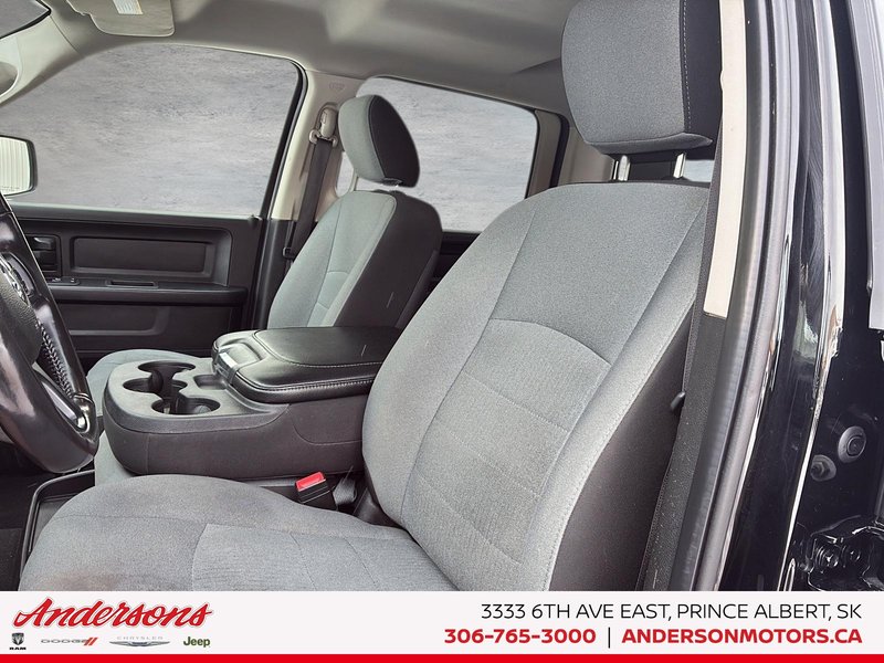 2023 Ram 1500 Classic Express 3.6L Pentastar V6 / Crew Cab / Heated Seats & Wheel / Class IV Hitch