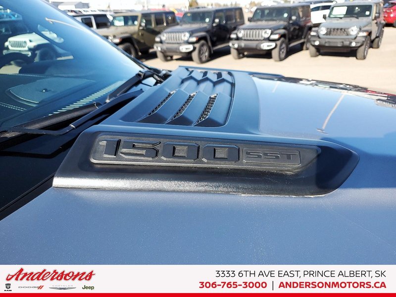 2025 Ram 1500 LARAMIE Night Edition / Heads-Up Display / Sunroof