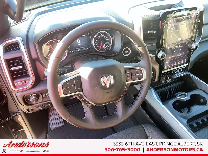 2026 Ram 1500 BIG HORN Hurricane Twin Turbo / Night Edition / 12-inch Touchscreen