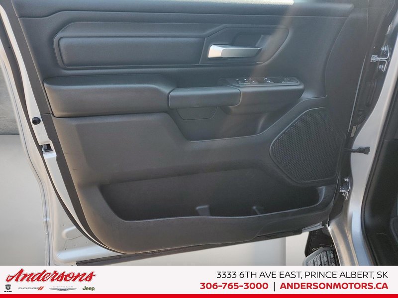 2026 Ram 1500 EXPRESS 3.0L Hurricane Twin-Turbo / Side Steps / Blacked Out
