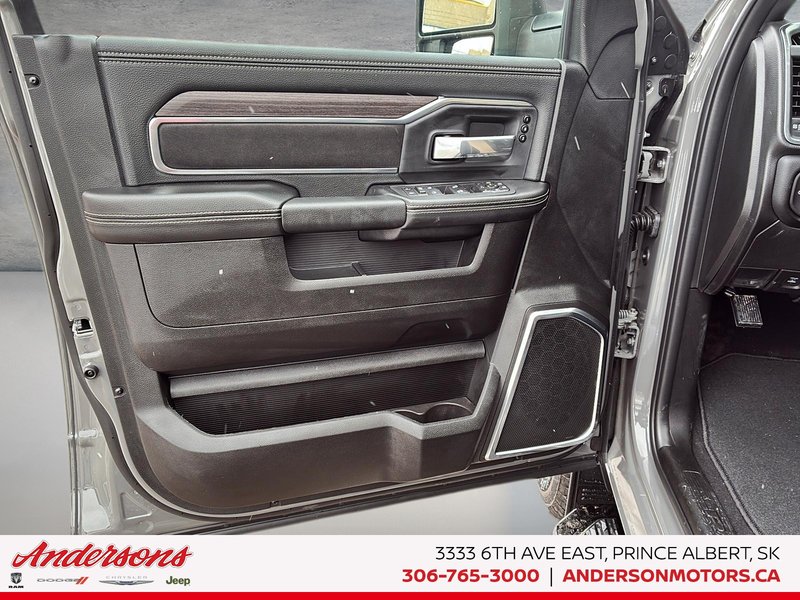 2026 Ram 2500 LARAMIE 6.7L Cummins Turbo-Diesel / Crew Cab / Leather-faced / Night Edition