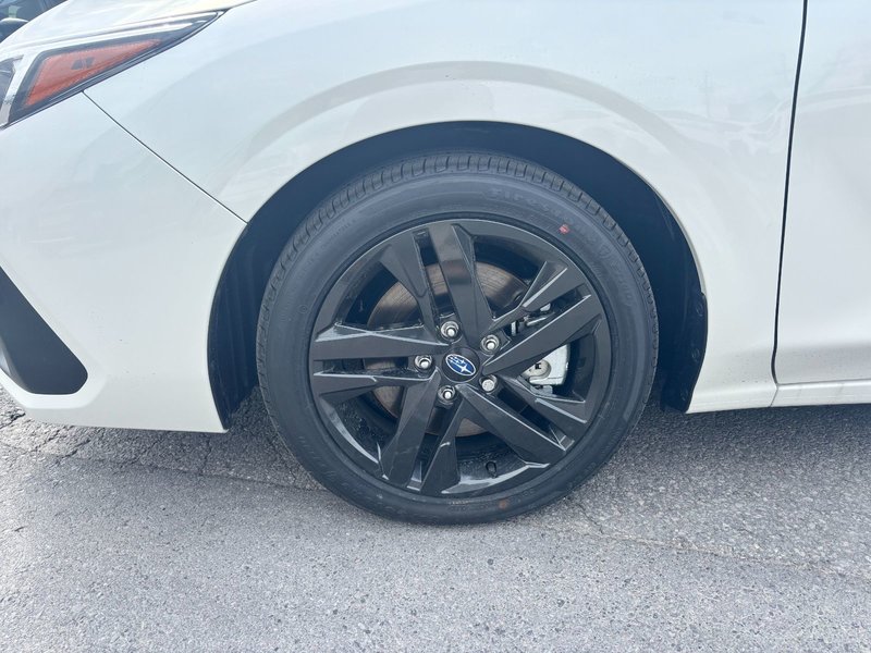 Subaru Impreza Touring 2025 Cette voiture à hayon à 5 portes est équipée de série de la traction intégrale symétrique Subaru.