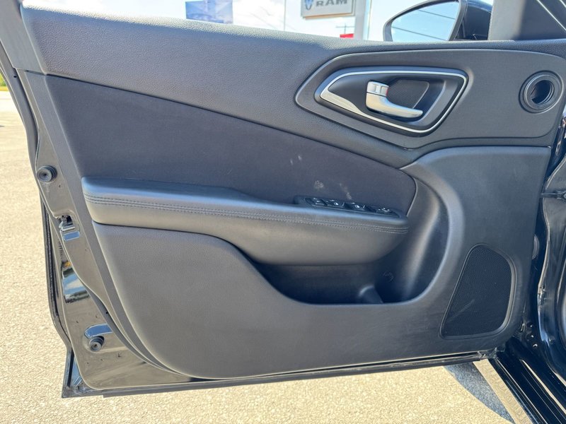 Chrysler 200 LX 2016 LX / Keyless Enter and Go / Push Button Start