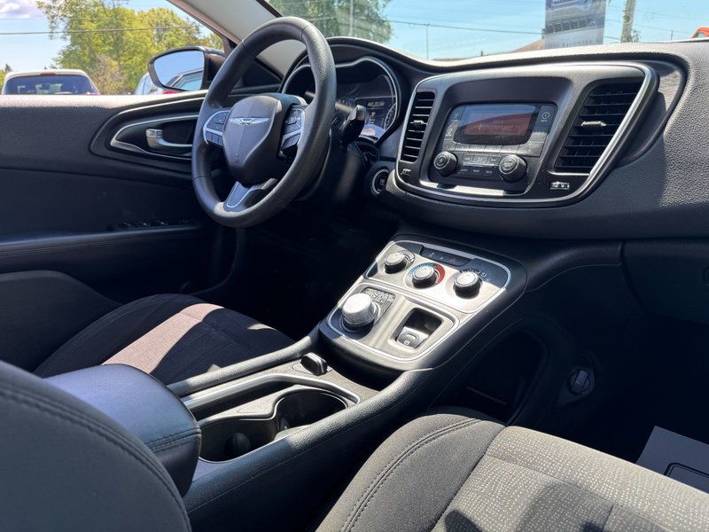 Chrysler 200 LX 2016 LX / Keyless Enter and Go / Push Button Start