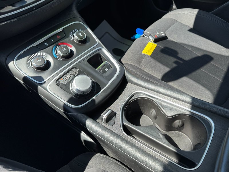 Chrysler 200 LX 2016 LX / Keyless Enter and Go / Push Button Start