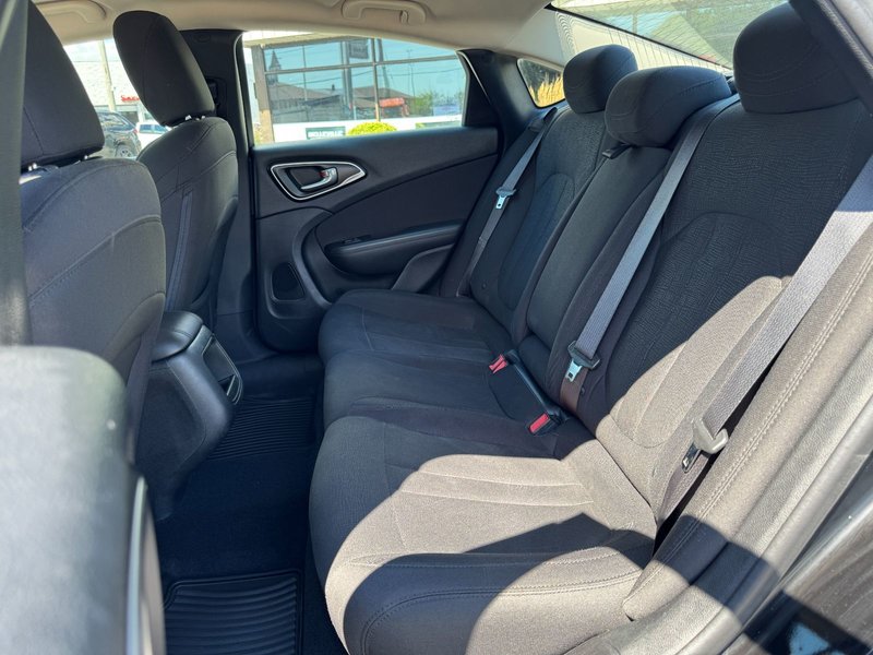 Chrysler 200 LX 2016 LX / Keyless Enter and Go / Push Button Start