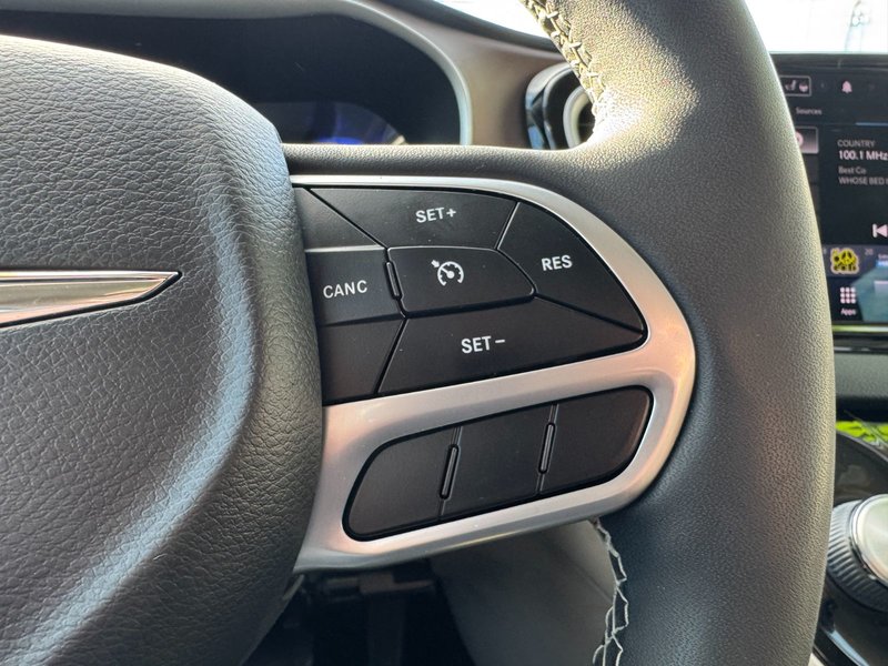 2022 Chrysler Grand Caravan SXT SXT / Power Doors / Navigation