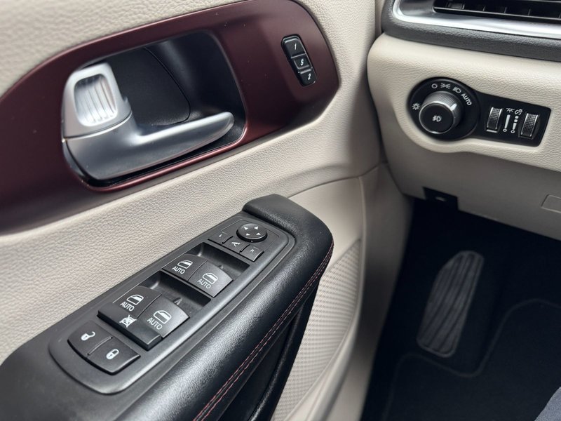 2020 Chrysler Pacifica Limited Limited / Power Doors / Heated Leather Seats
