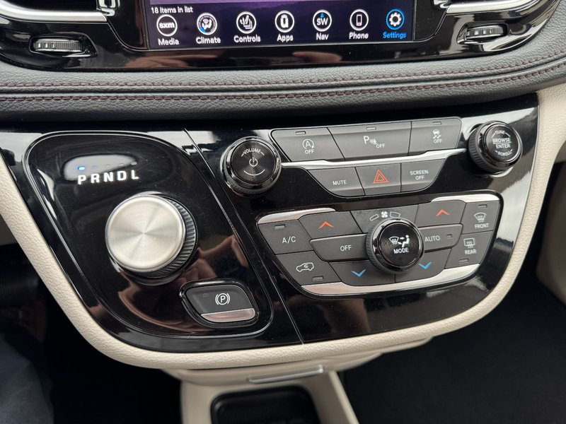 2020 Chrysler Pacifica Limited Limited / Power Doors / Heated Leather Seats