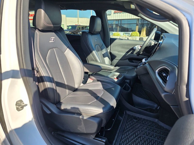 2024 Chrysler Pacifica Touring-L