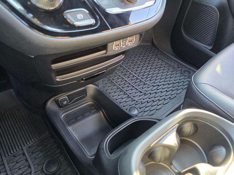 2024 Chrysler Pacifica Touring-L