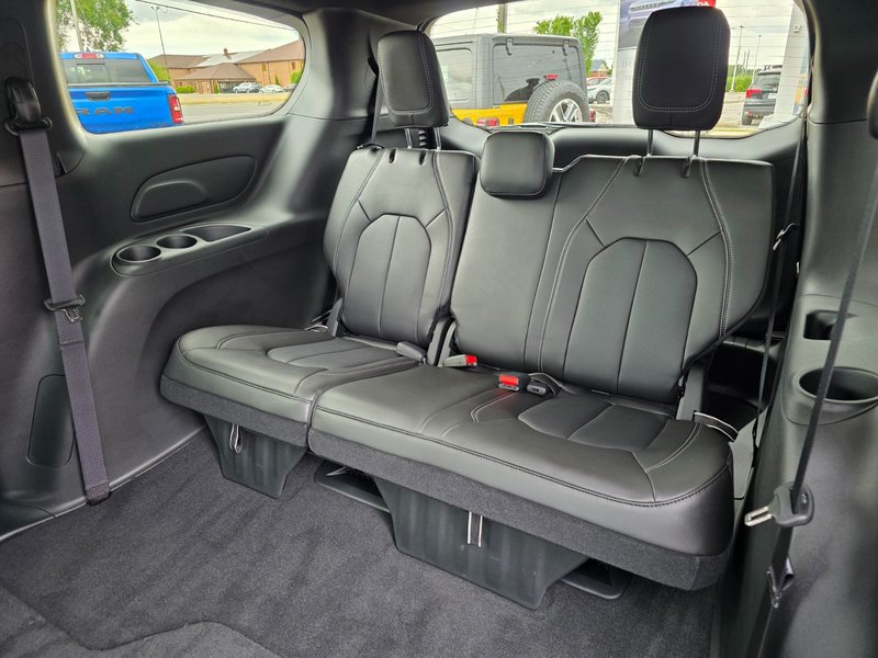 2025 Chrysler Pacifica SELECT AWD
