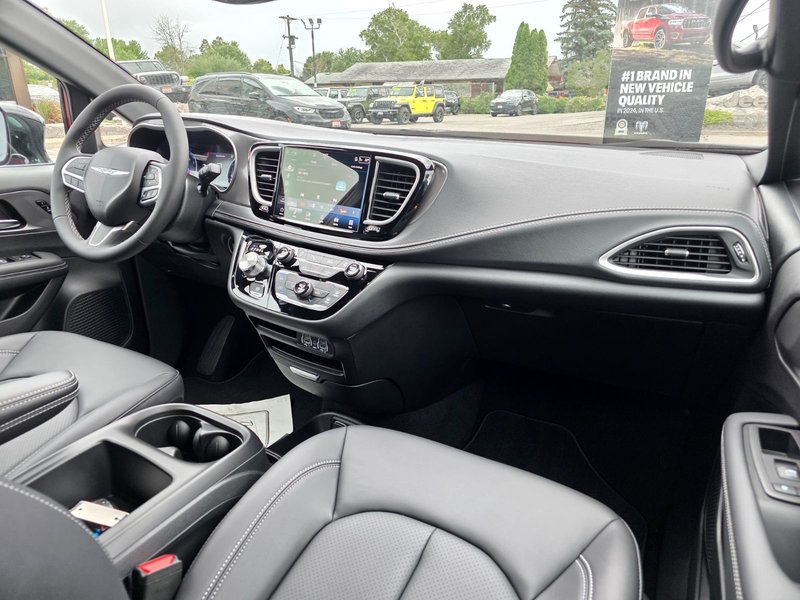 2025 Chrysler Pacifica SELECT AWD