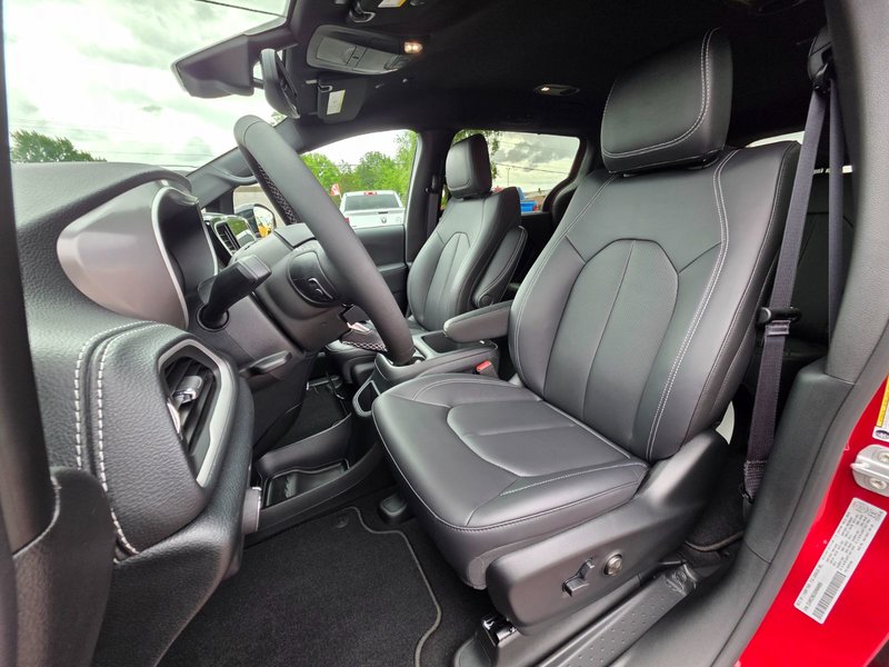 2025 Chrysler Pacifica SELECT AWD