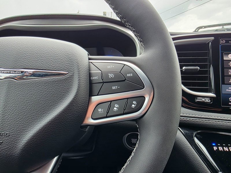 2025 Chrysler Pacifica SELECT AWD