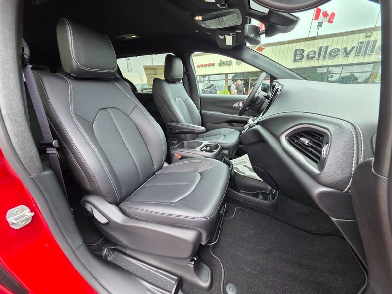 2025 Chrysler Pacifica SELECT AWD