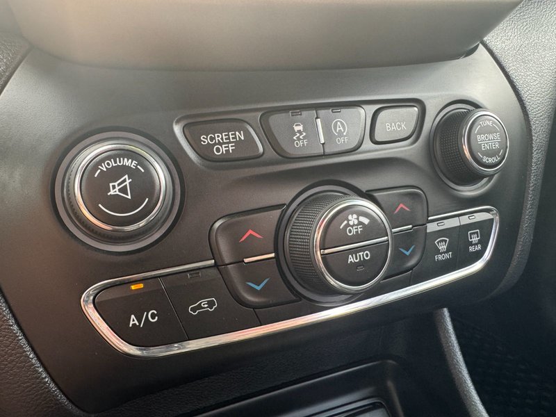 2016 Jeep Cherokee North North / Heated Seats