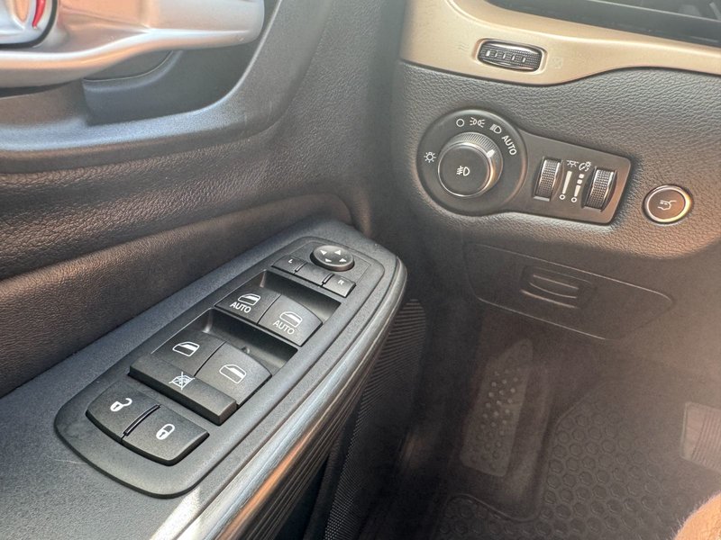 2016 Jeep Cherokee North North / Heated Seats