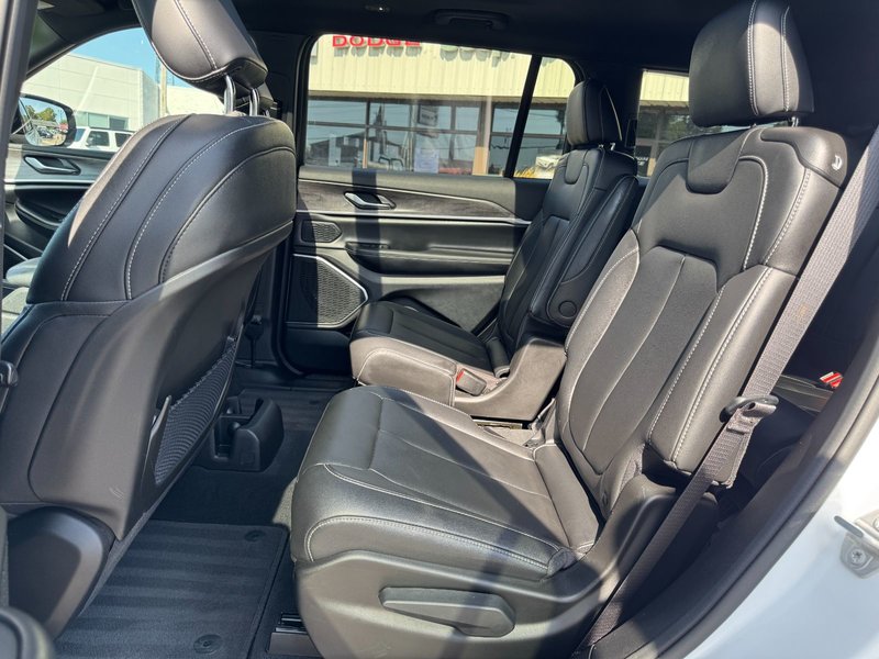 2024 Jeep Grand Cherokee L Limited Limited / Heated Seats / Dual-Pane Sunroof