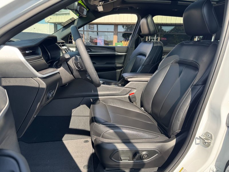 2024 Jeep Grand Cherokee L Limited Limited / Heated Seats / Dual-Pane Sunroof