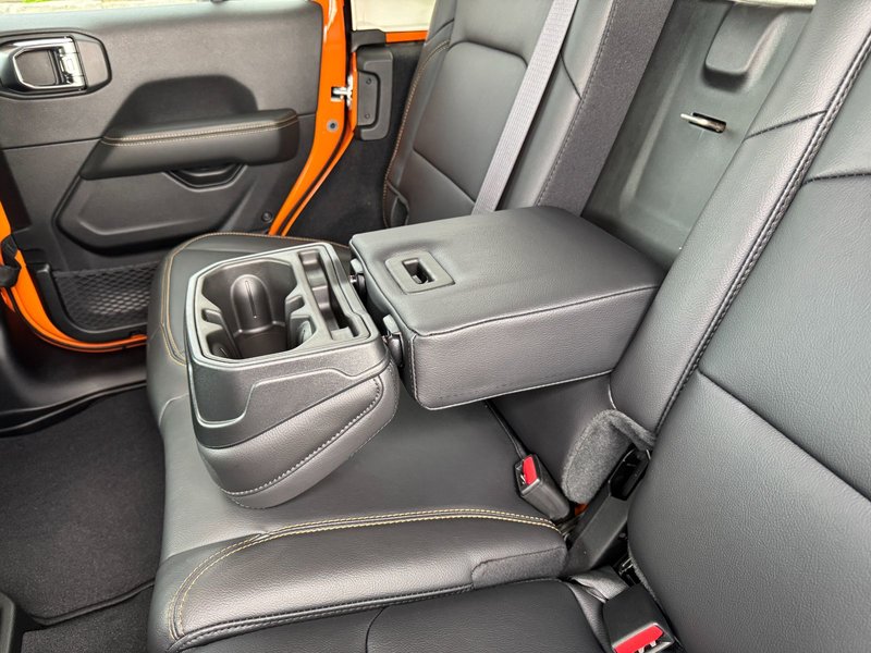 Jeep WRANGLER 4-Door SAHARA 2025