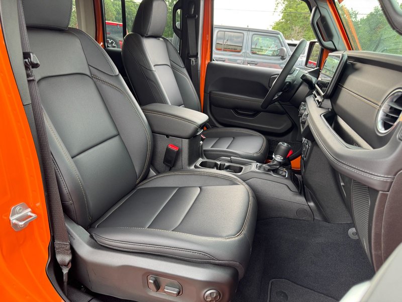 Jeep WRANGLER 4-Door SAHARA 2025