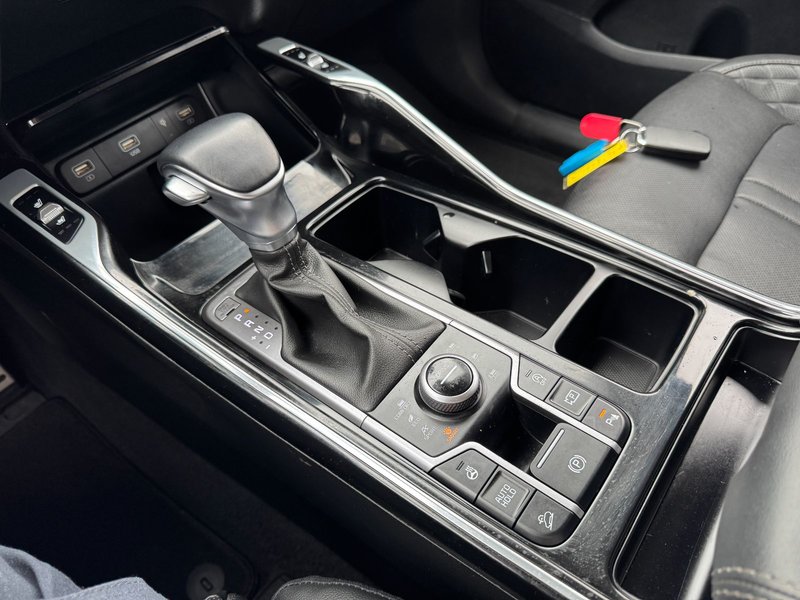 2023 Kia Sorento SX SX / Heated and Vented Seats
