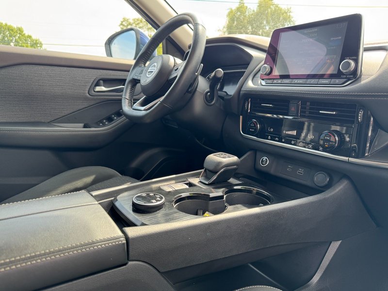 2021 Nissan Rogue SV SV / Moonroof / Heated Seats / Apple Carplay / And