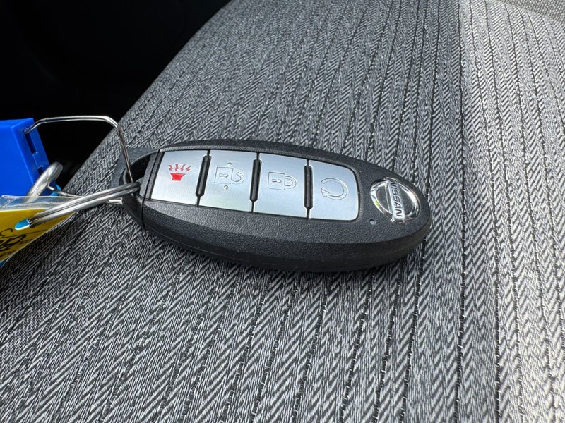 2021 Nissan Rogue SV SV / Moonroof / Heated Seats / Apple Carplay / And