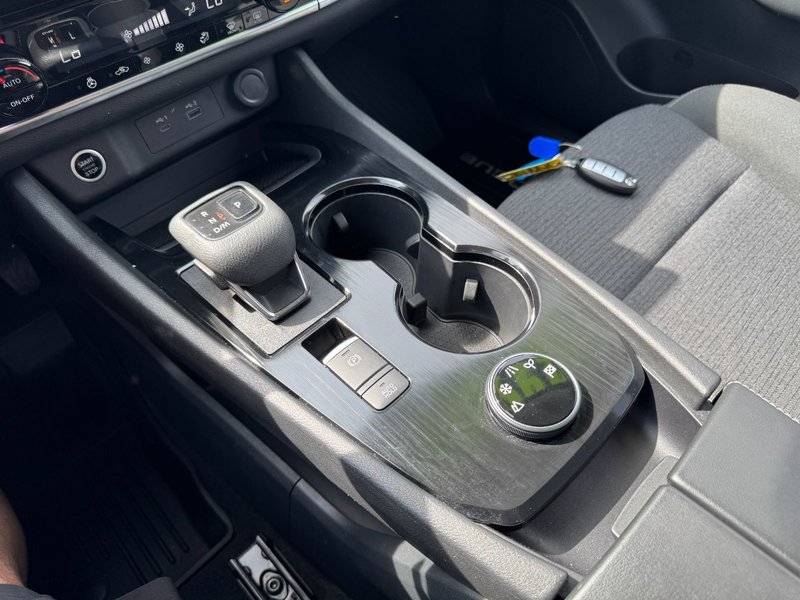 2021 Nissan Rogue SV SV / Moonroof / Heated Seats / Apple Carplay / And