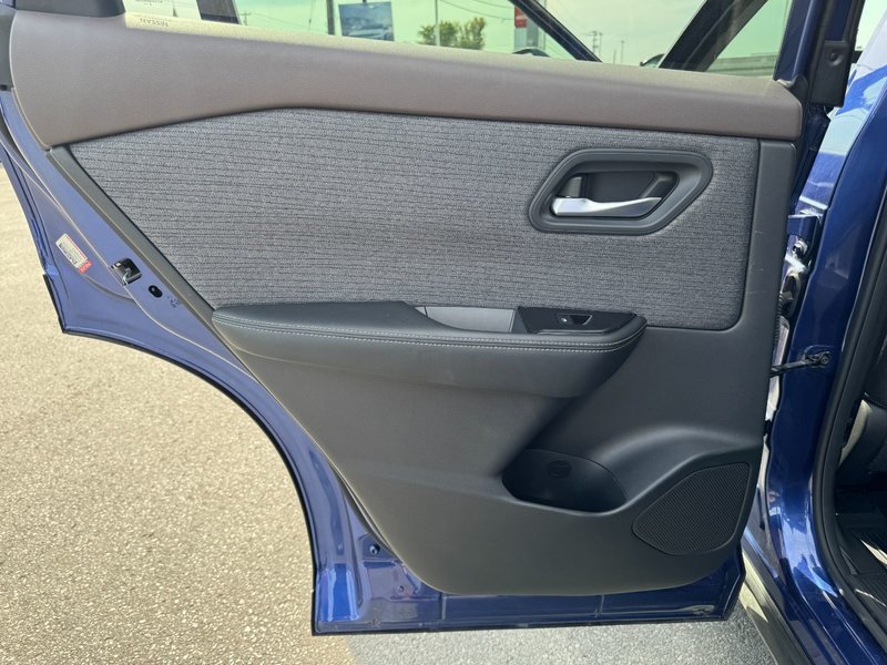 2021 Nissan Rogue SV SV / Moonroof / Heated Seats / Apple Carplay / And