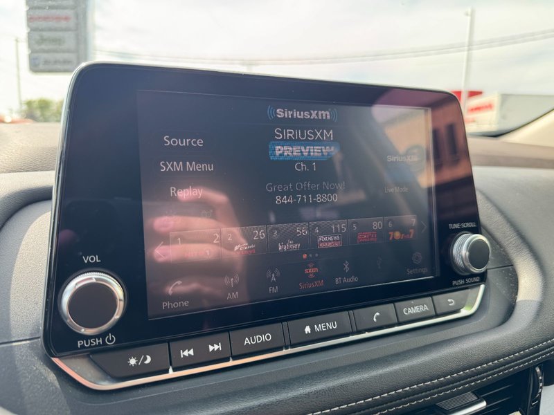 2021 Nissan Rogue SV SV / Moonroof / Heated Seats / Apple Carplay / And