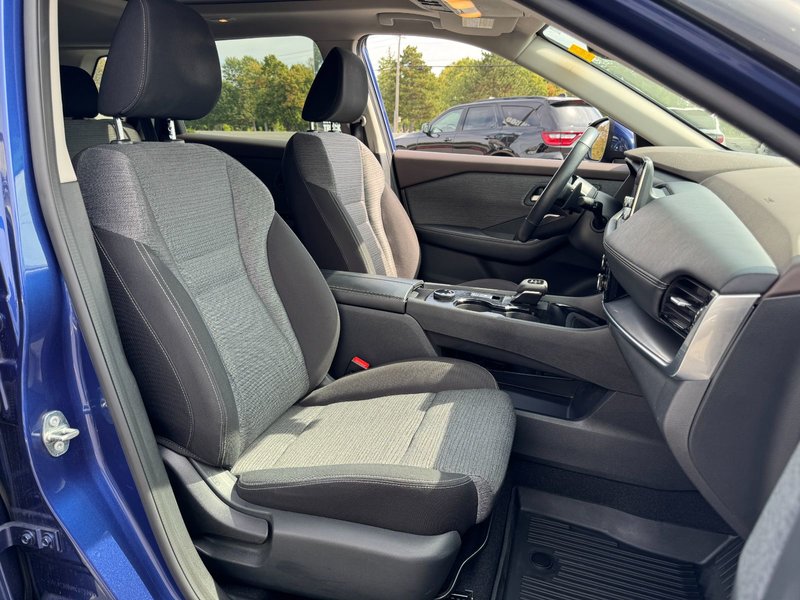 2021 Nissan Rogue SV SV / Moonroof / Heated Seats / Apple Carplay / And