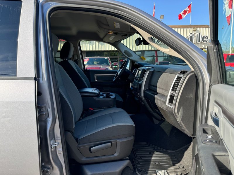 2022 Ram 1500 SLT Classic SLT / CREW CAB