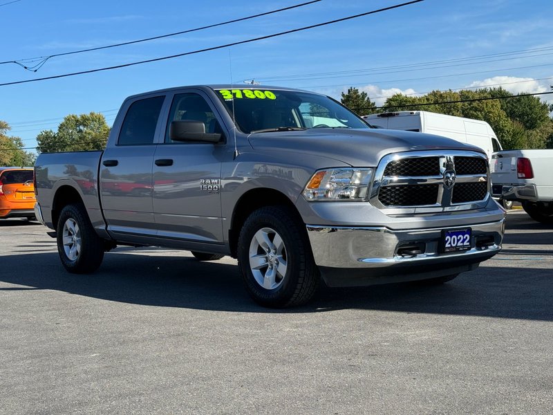 2022 Ram 1500 SLT Classic SLT / CREW CAB