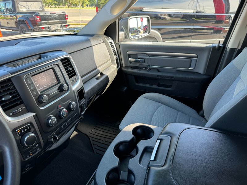 2022 Ram 1500 SLT Classic SLT / CREW CAB