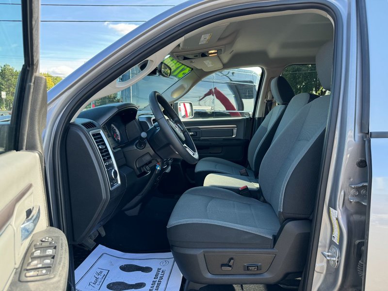 2022 Ram 1500 SLT Classic SLT / CREW CAB