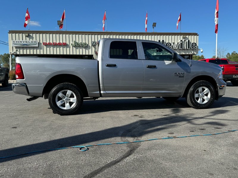 2022 Ram 1500 SLT Classic SLT / CREW CAB