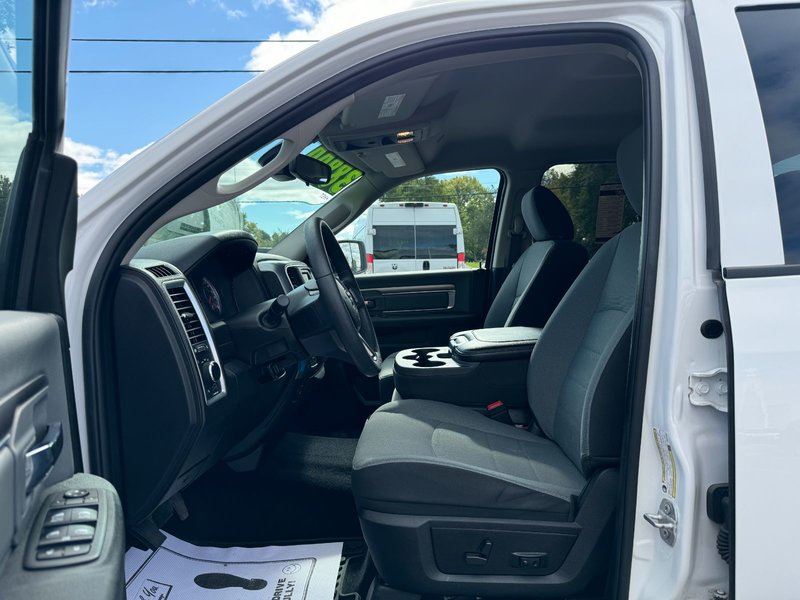 2022 Ram 1500 SLT / CREW CAB