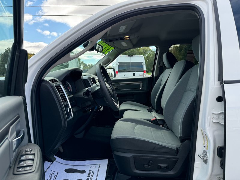 2022 Ram 1500 SLT / CREW CAB