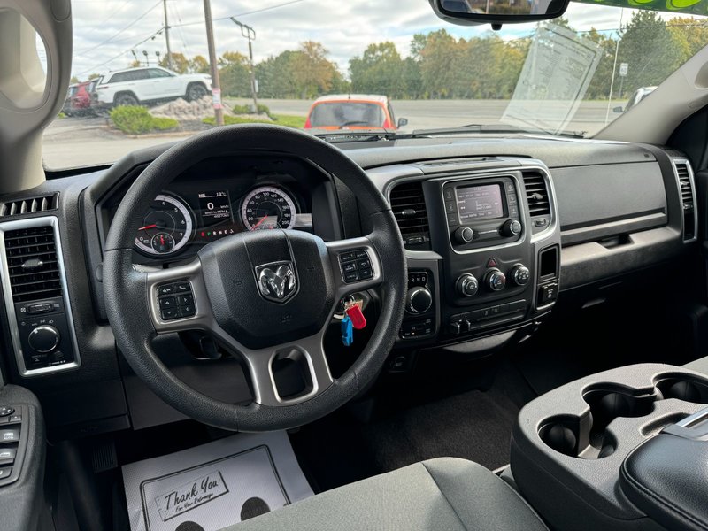 2022 Ram 1500 SLT / CREW CAB