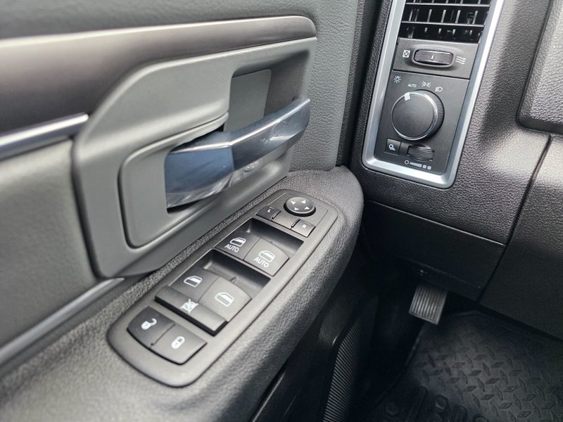 2023 Ram 1500 Classic SLT SLT / Hemi / Hitch / Brake Controller