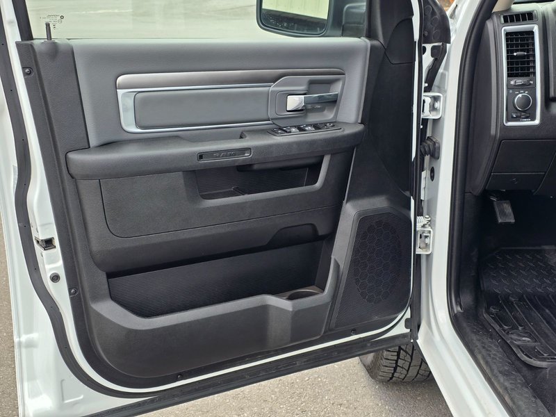 2023 Ram 1500 Classic SLT SLT / Hemi / Hitch / Brake Controller