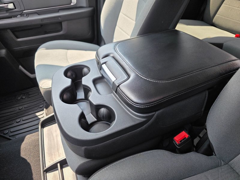 2023 Ram 1500 Classic SLT SLT / Hemi / Hitch / Brake Controller
