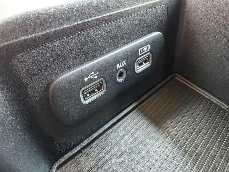 2023 Ram 1500 Classic SLT SLT / Hemi / Hitch / Brake Controller
