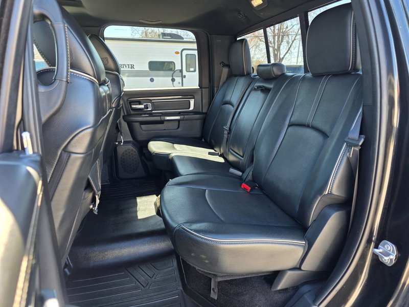 2017 Ram 1500 Limited Limited / Sunroof / Vented Front Seats