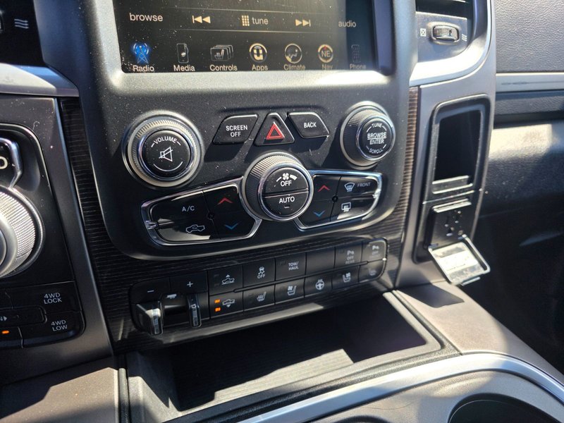 2017 Ram 1500 Limited Limited / Sunroof / Vented Front Seats